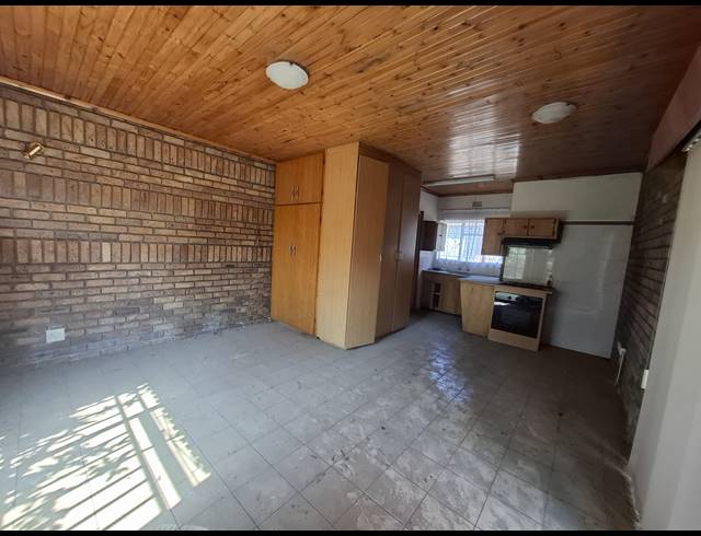 4 BEDROOM HOUSE FOR SALE IN DERSLEY